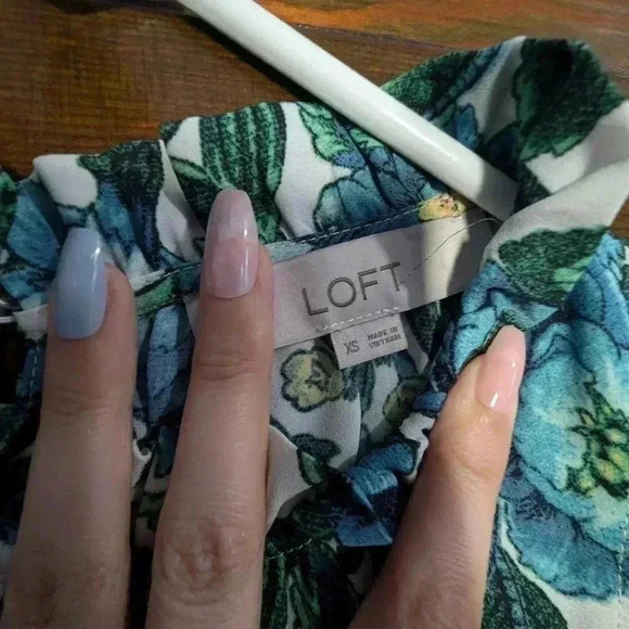 Loft Floral Ruffle Shell Sz: XS - Picture 4 of 6